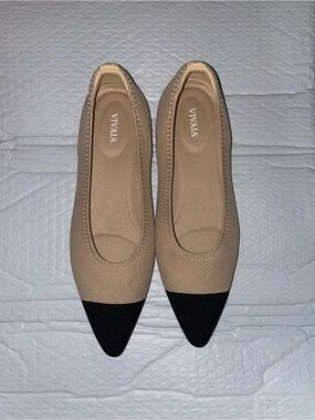 VIVAIA Women's Two-Tone Beige and Black Pointed Ballet Flats